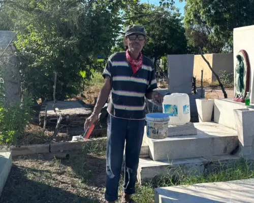 Perdió a su hijo en julio, hoy limpia su tumba para el Día de Muertos