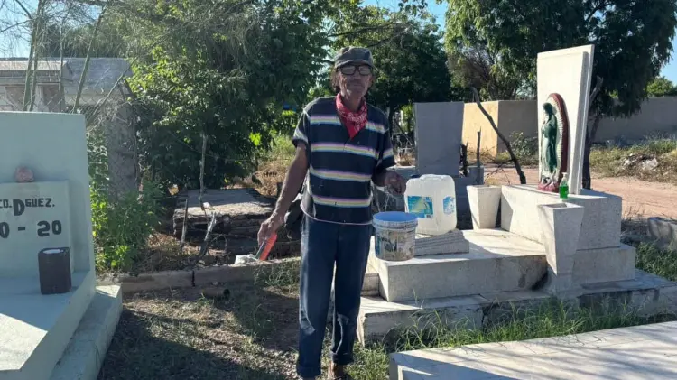 Don Francisco limpia tumba en Panteón Las Piedritas. (Foto: Marielos Ortiz / EXPRESO)