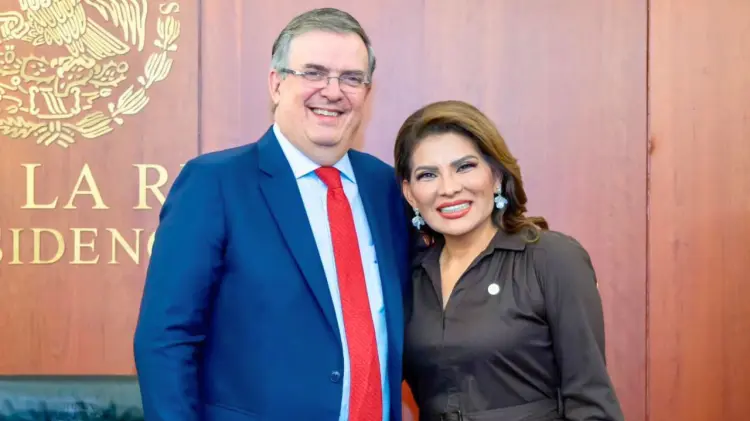 Marcelo Ebrard y Lorenia Valles. (Foto: Especial/Cortesía)