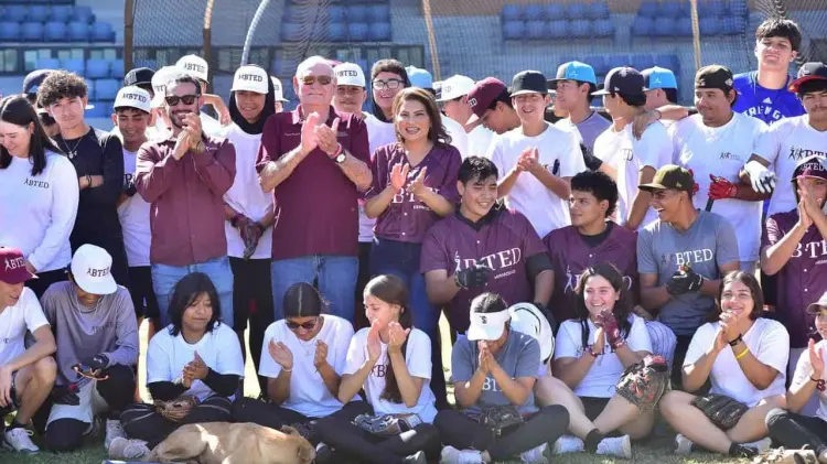 Senadora junto a estudiantes del BTED. (Foto: Cortesía / EXPRESO)