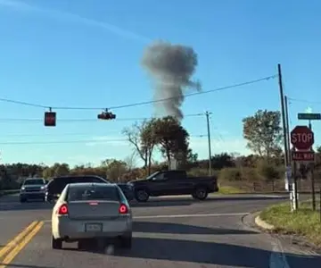 Mueren tres mexicanos tras desplome de avión privado en Michigan