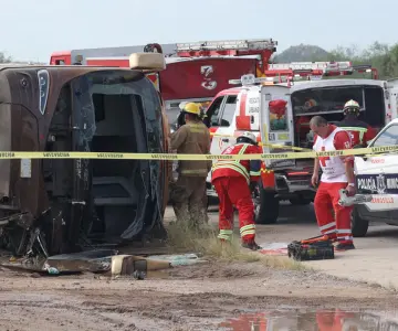 Reportan 7 cuerpos recuperados tras volcamiento en Hermosillo-Guaymas