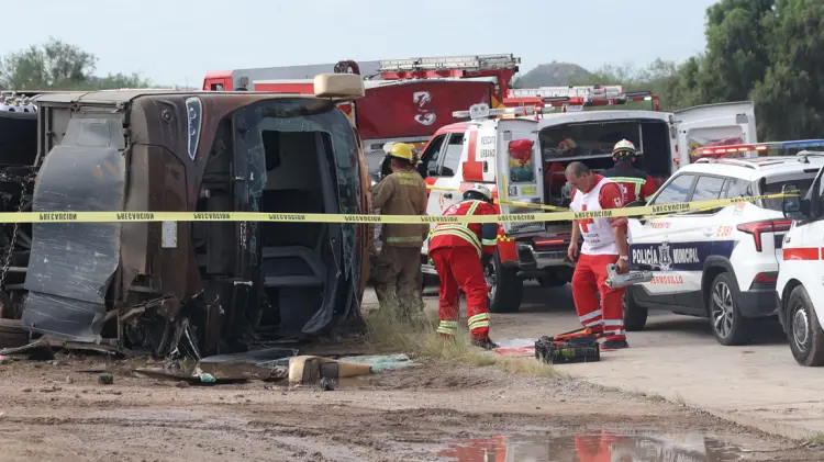 Reportan 7 cuerpos recuperados tras volcamiento en Hermosillo-Guaymas