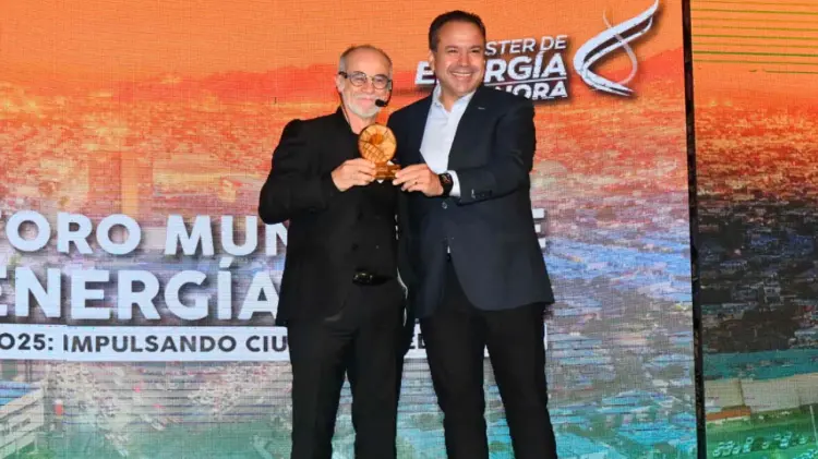Carlos Moreno junto al alcalde Antonio Astiazarán en la conferencia magistral. (Cortesía)