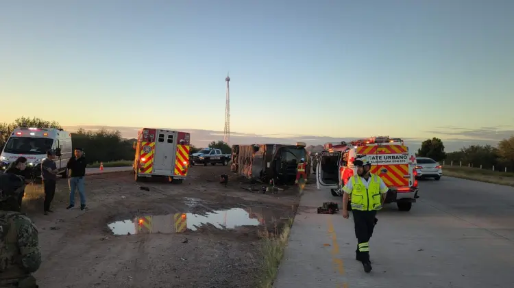 Volcadura deja 5 fallecidos y 16 heridos en Sonora. (Foto: Especial / EXPRESO)