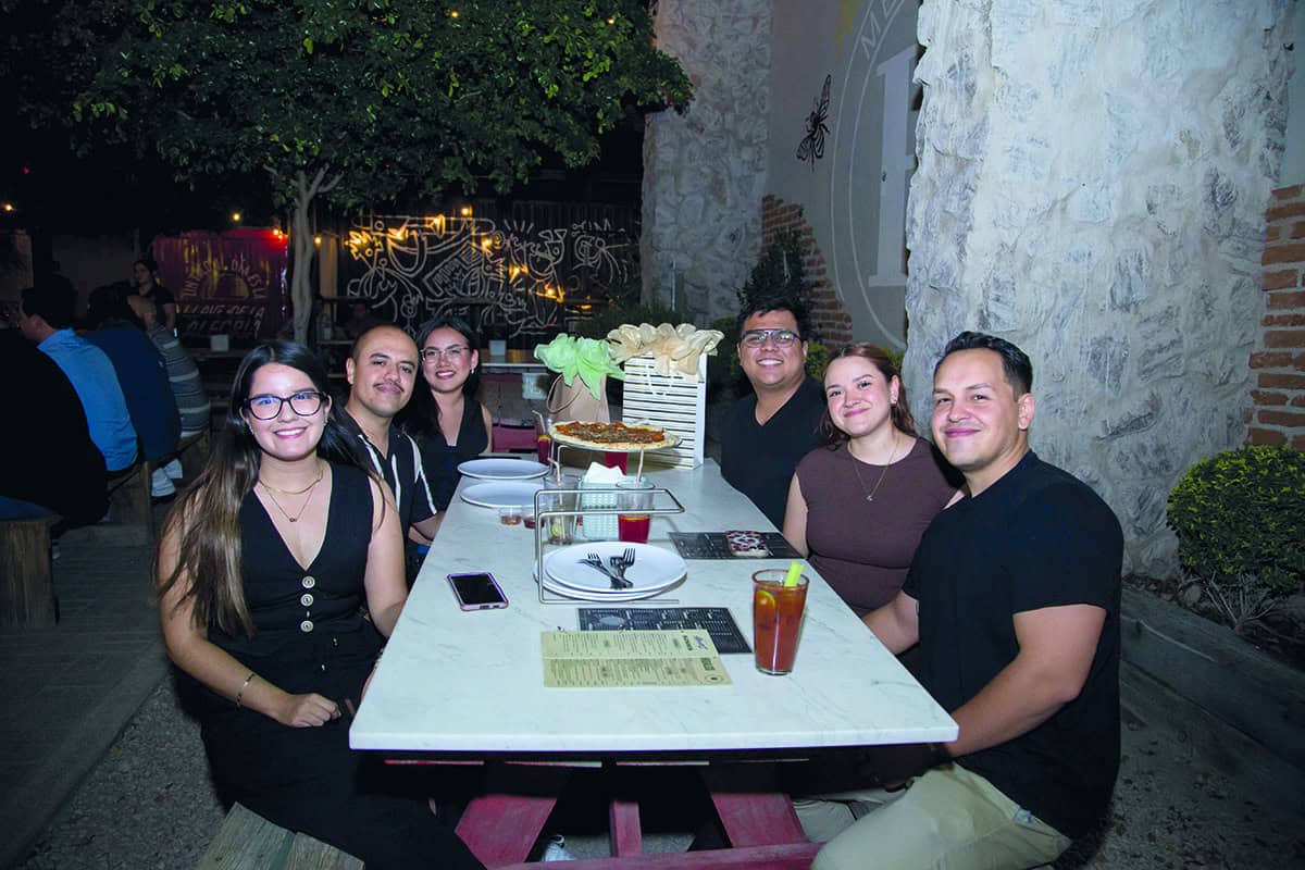 En Mercado H69 se reunieron por la noche los más cercanos