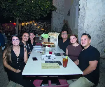 En Mercado H69 se reunieron por la noche los más cercanos