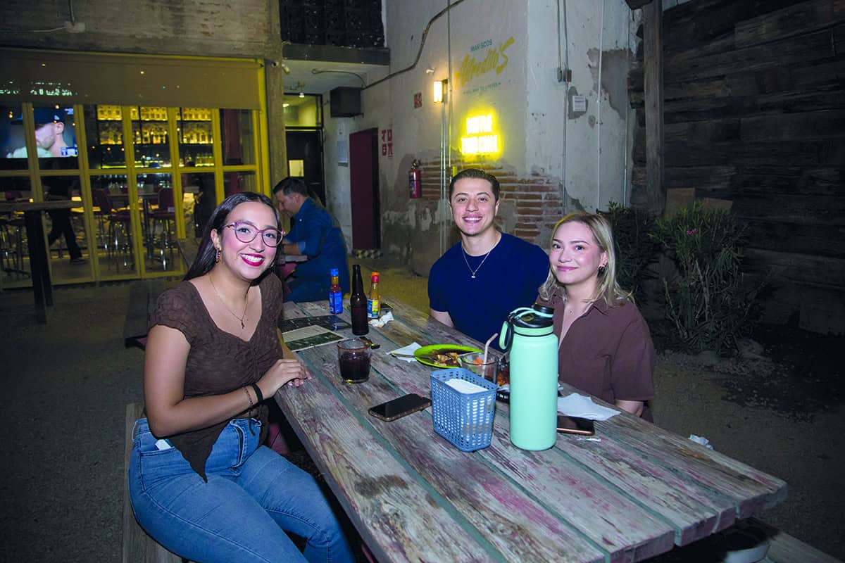 En Mercado H69 se reunieron por la noche los más cercanos