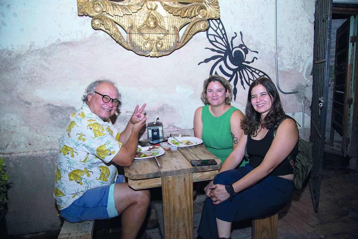 En Mercado H69 se reunieron por la noche los más cercanos