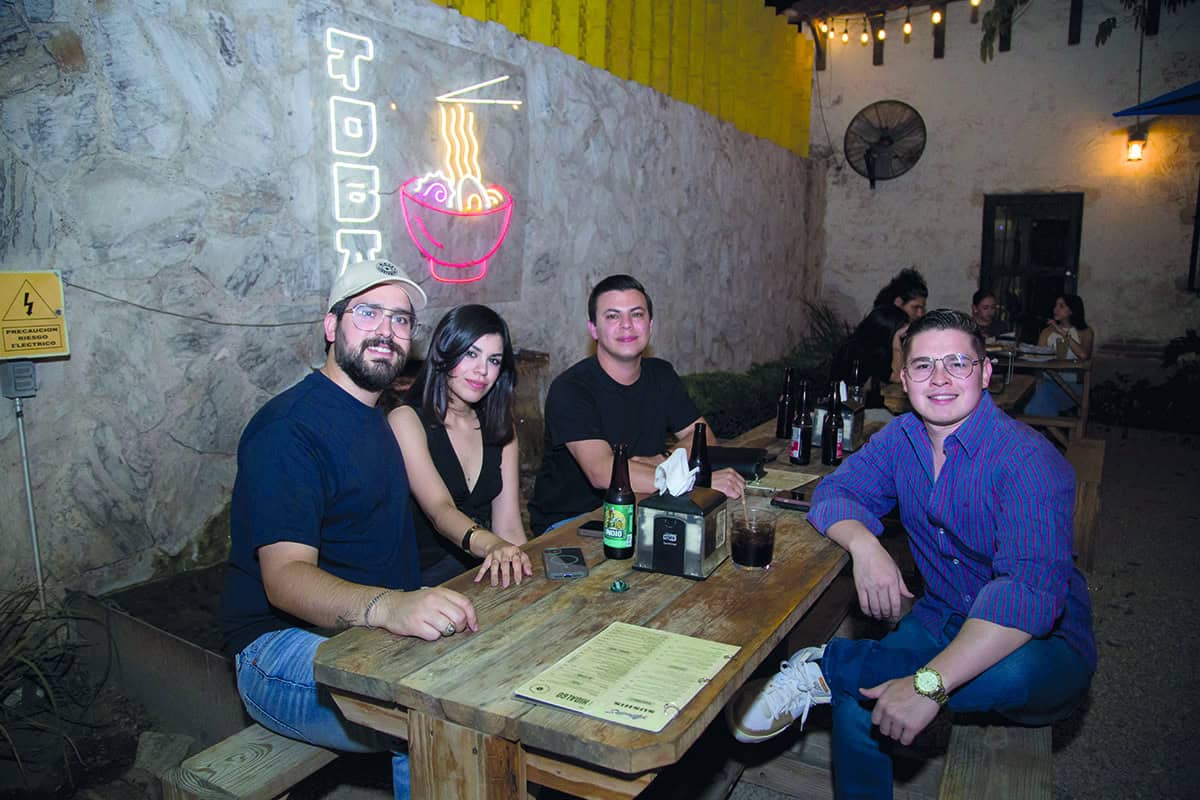 En Mercado H69 se reunieron por la noche los más cercanos