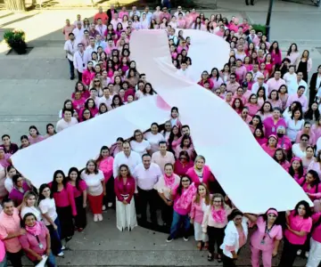 Forman lazo humano por lucha contra el cáncer de mama en Palacio Municipal