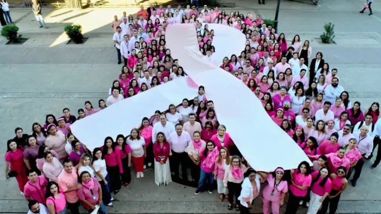 Lazo humano gigante frente al Palacio Municipal de Hermosillo. (Foto: Cortesía)