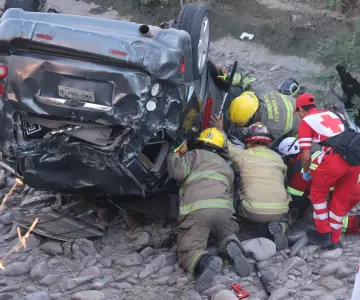 Auto cae a canal en Hermosillo; rescatan a conductor prensado
