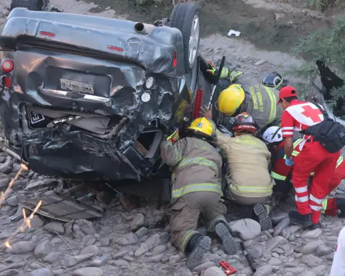 Auto cae a canal en Hermosillo; rescatan a conductor prensado
