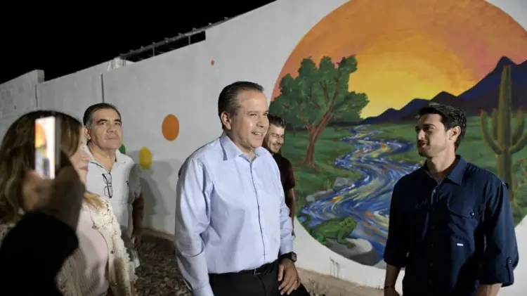El alcalde Antonio Astiazarán y vecinos de Loma Linda inauguraron el nuevo mural (Foto: Cortesía)