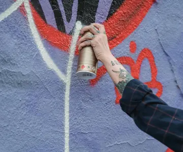 Niño de 13 años sufre quemaduras tras explosión de pintura en aerosol