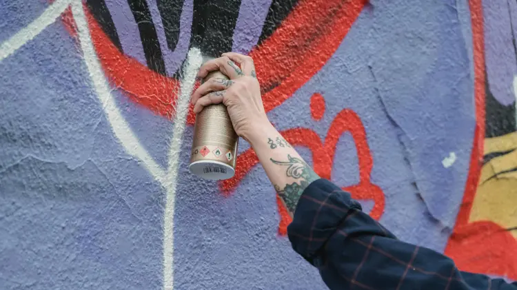 Adolescente jugaba con pinturas en aerosol en Santa Cruz. (Foto ilustrativa)