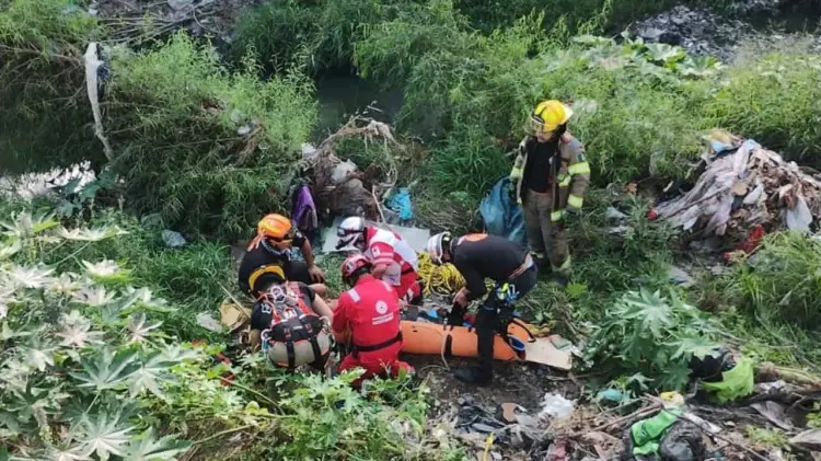Elementos de Protección Civil y Bomberos atienden al sujeto. (Foto: Agencia Reforma / EXPRESO)
