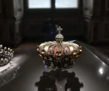 Francia: detienen a 2 por robo de joyas de la corona en el Louvre