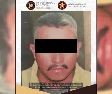 Arrestan a hombre que brincó la barda de su casa y la atacó con un martillo