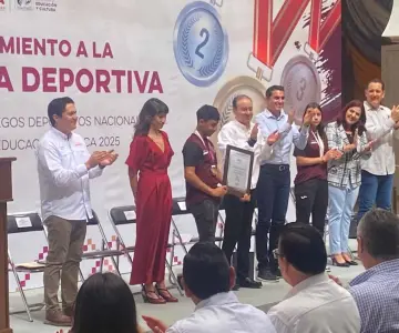 Durazo entrega reconocimientos a niños deportistas