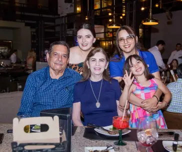 Los mejores amigos para cenar y estar al día en Mochomos Fusión Sonorense