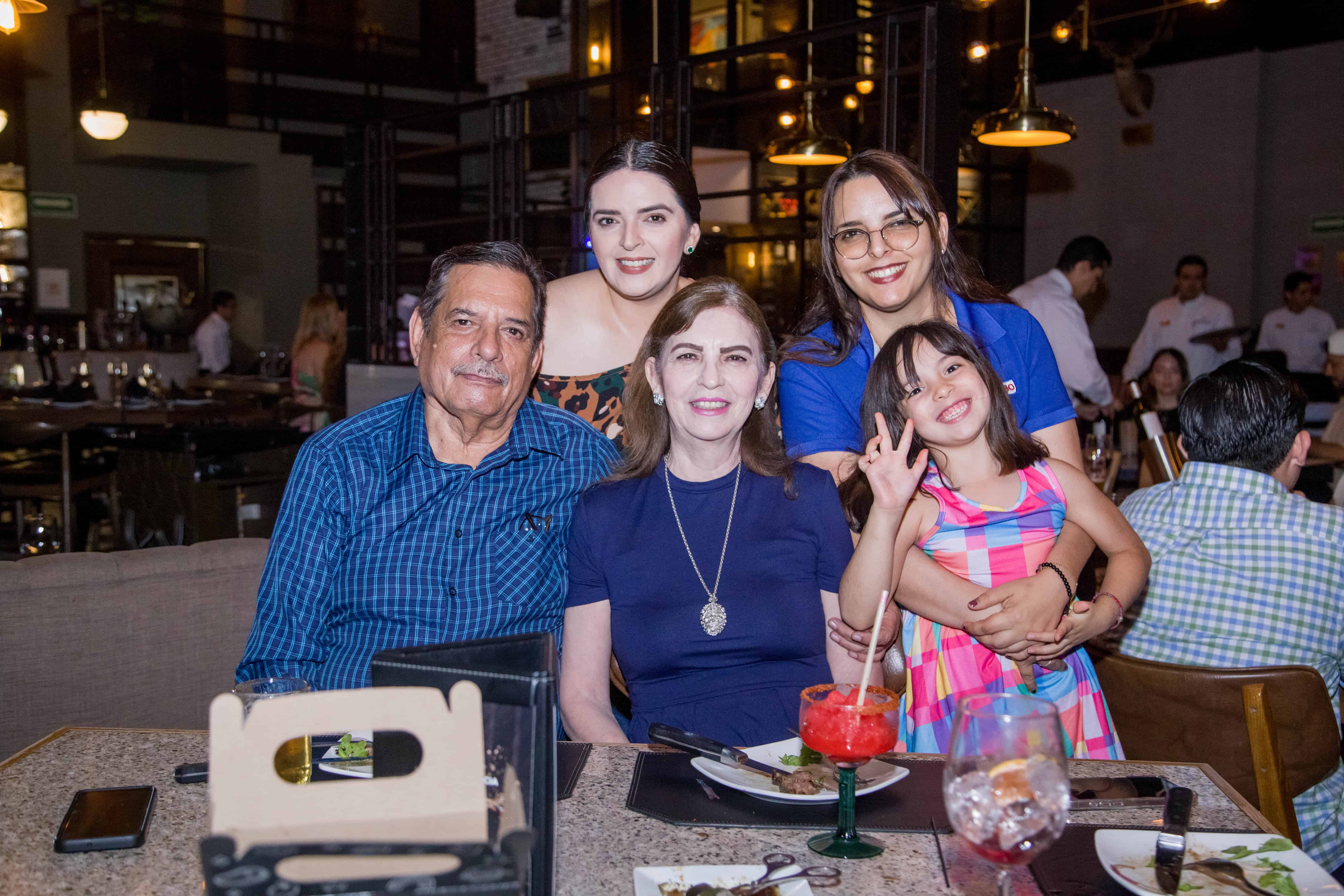Los mejores amigos para cenar y estar al día en Mochomos Fusión Sonorense