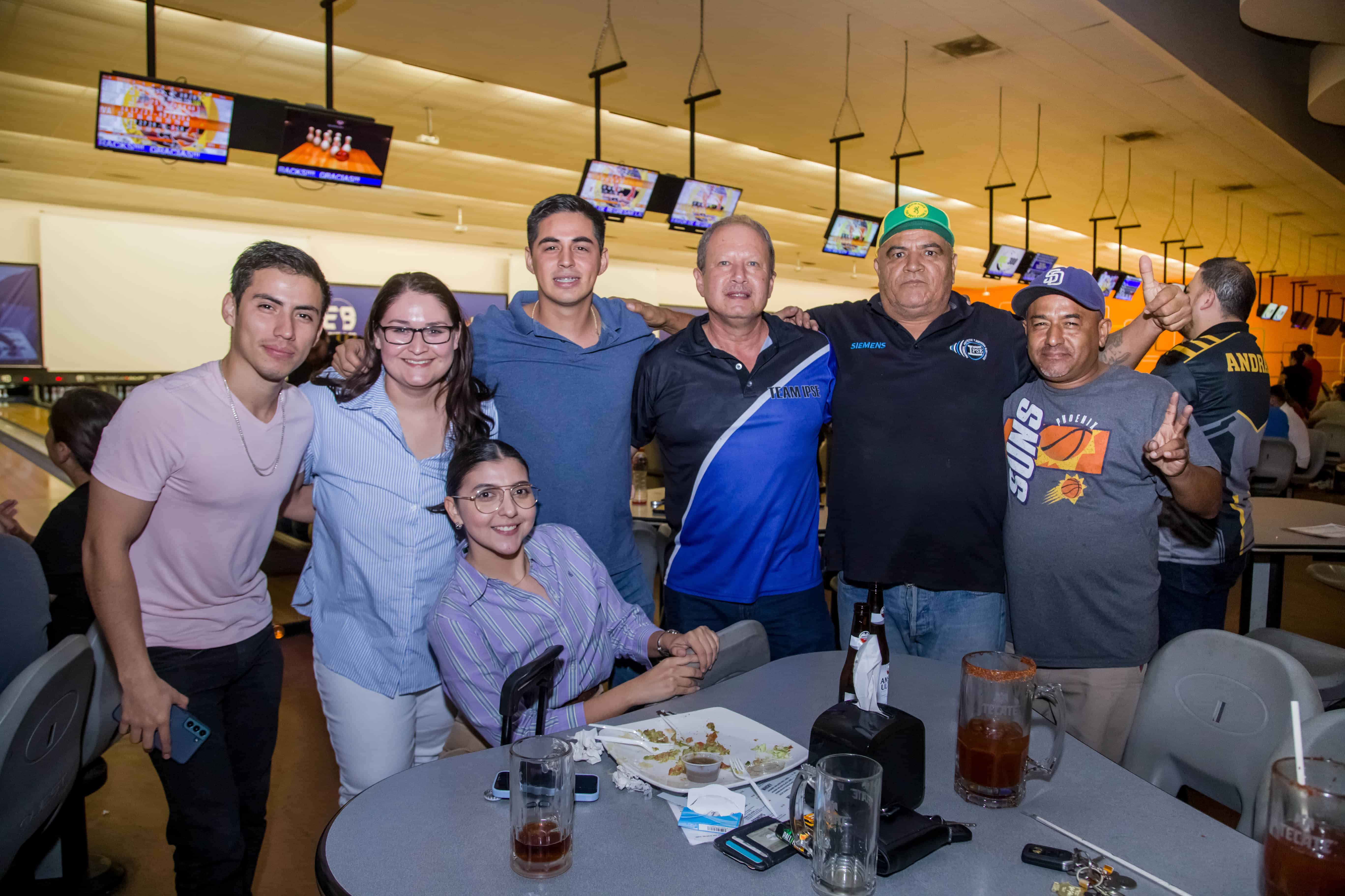 Tardes de risas y bolos con amigos en Bol 300