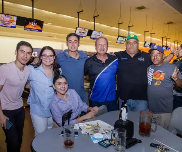 Tardes de risas y bolos con amigos en Bol 300