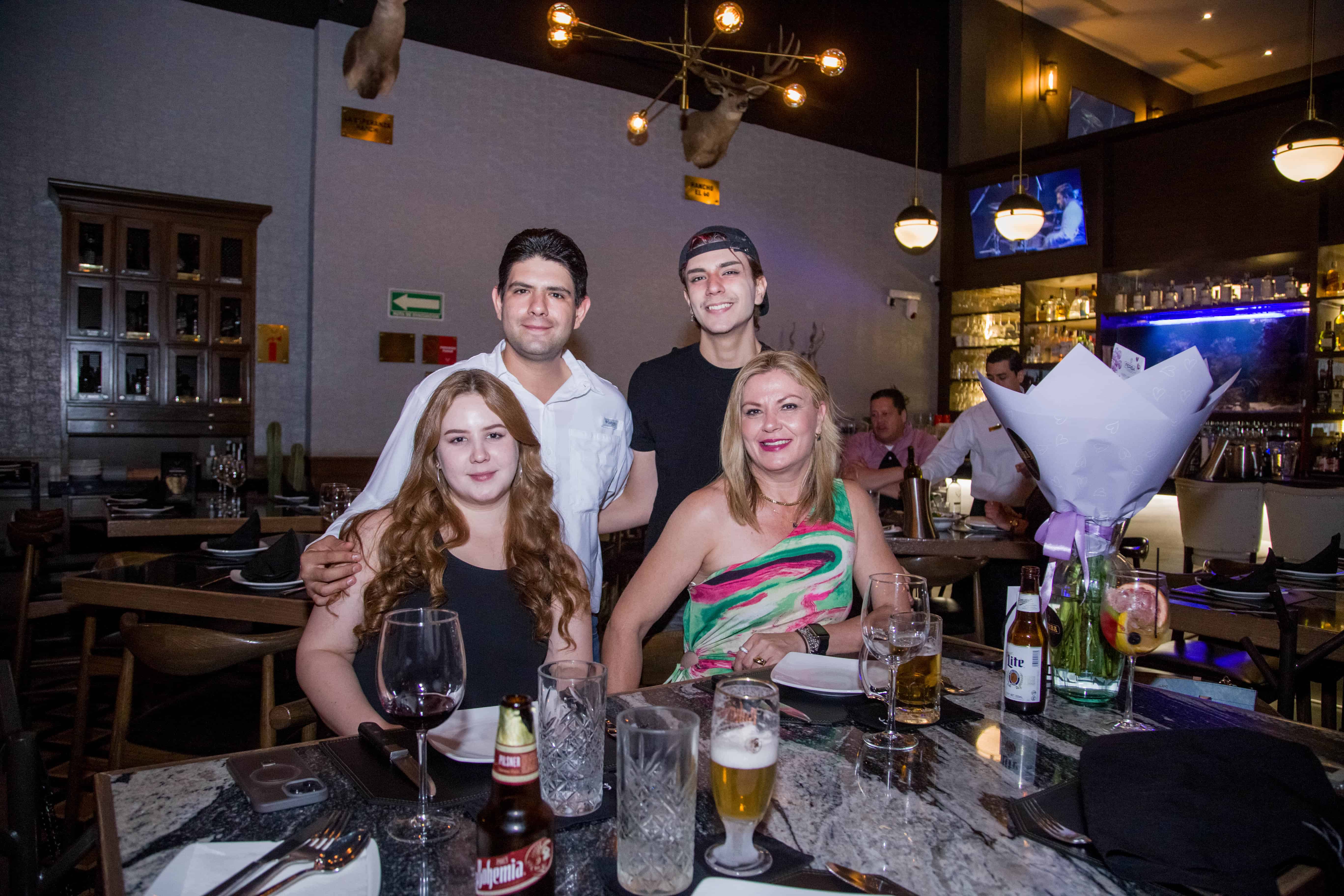 Los mejores amigos para cenar y estar al día en Mochomos Fusión Sonorense