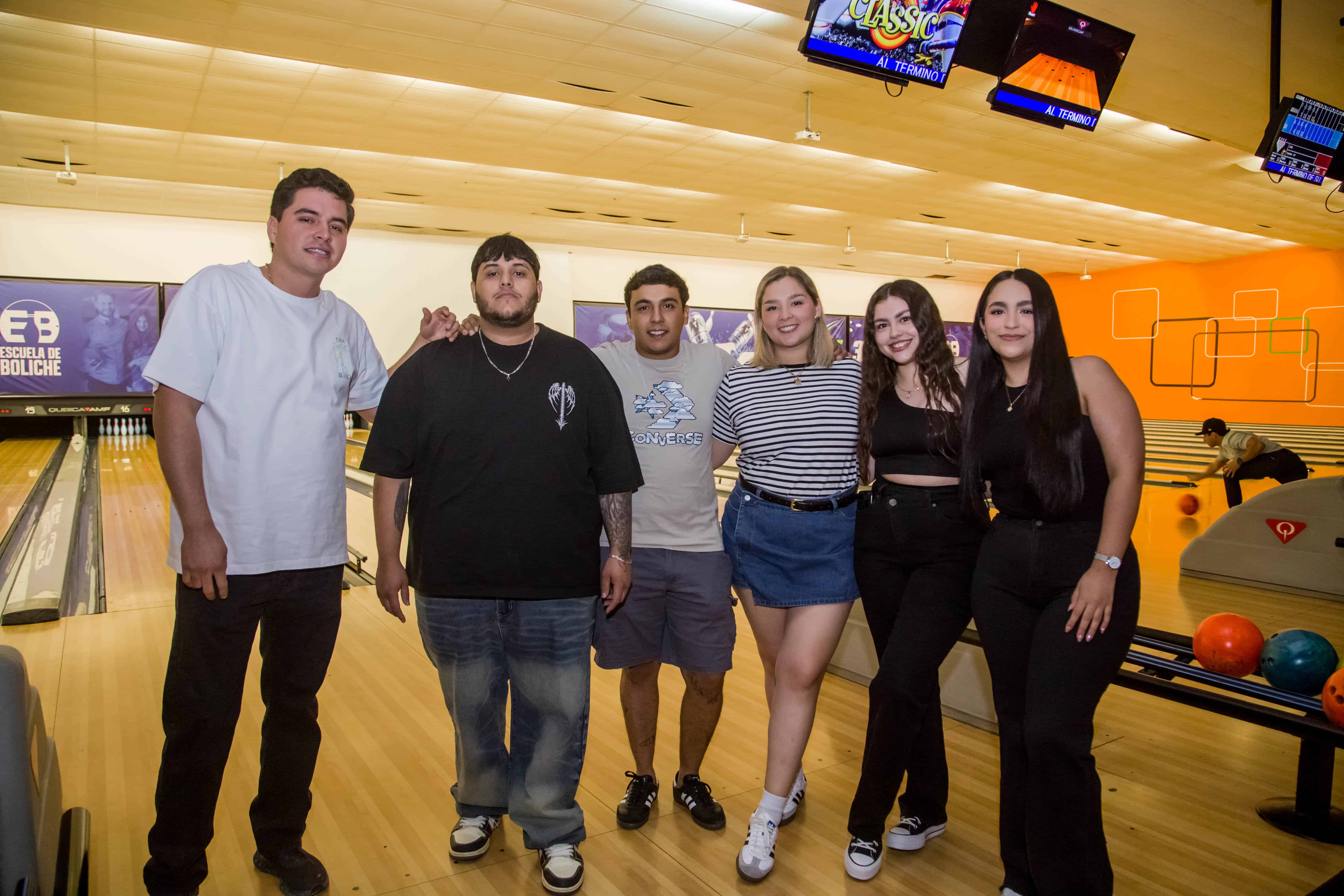 Tardes de risas y bolos con amigos en Bol 300