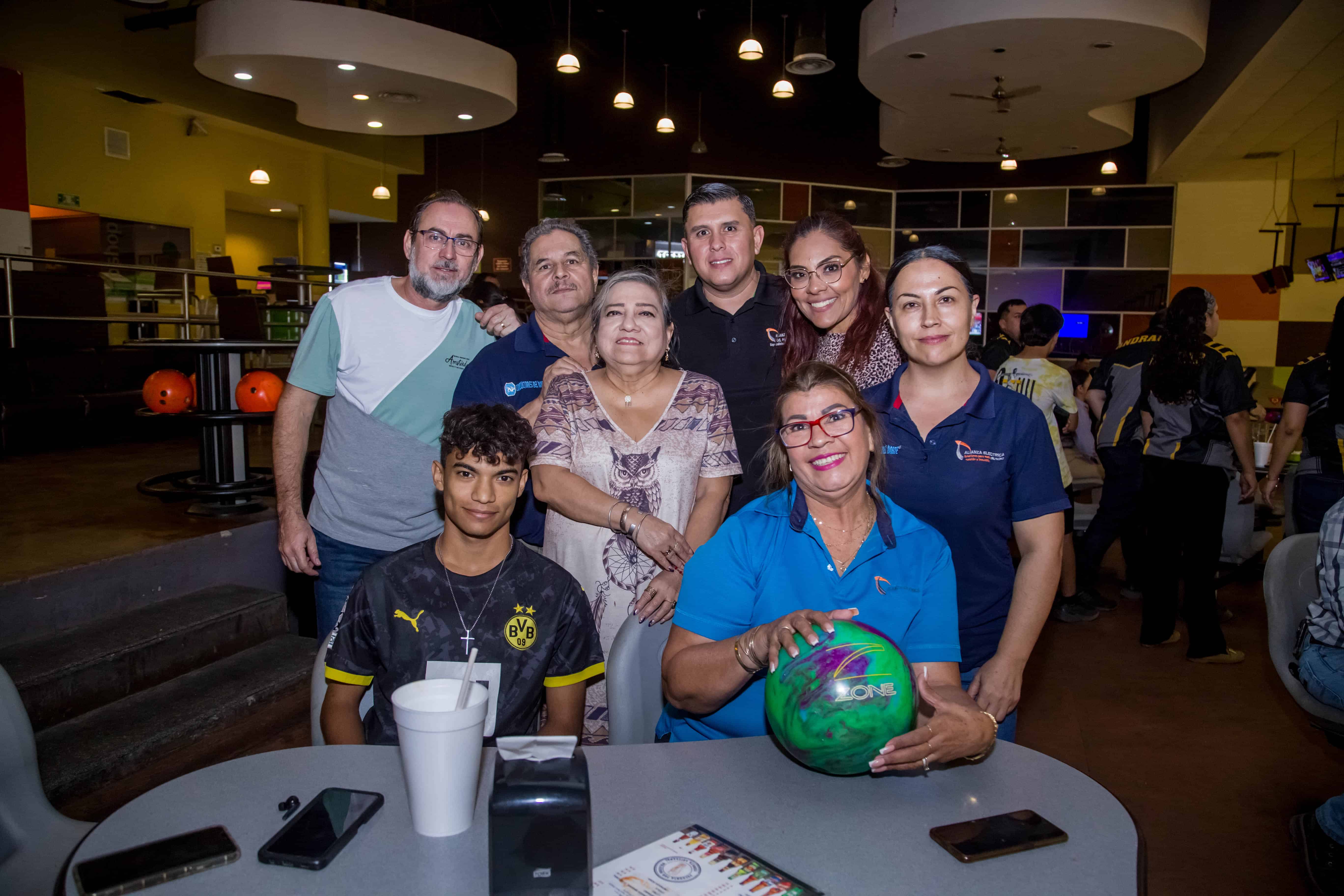 Tardes de risas y bolos con amigos en Bol 300