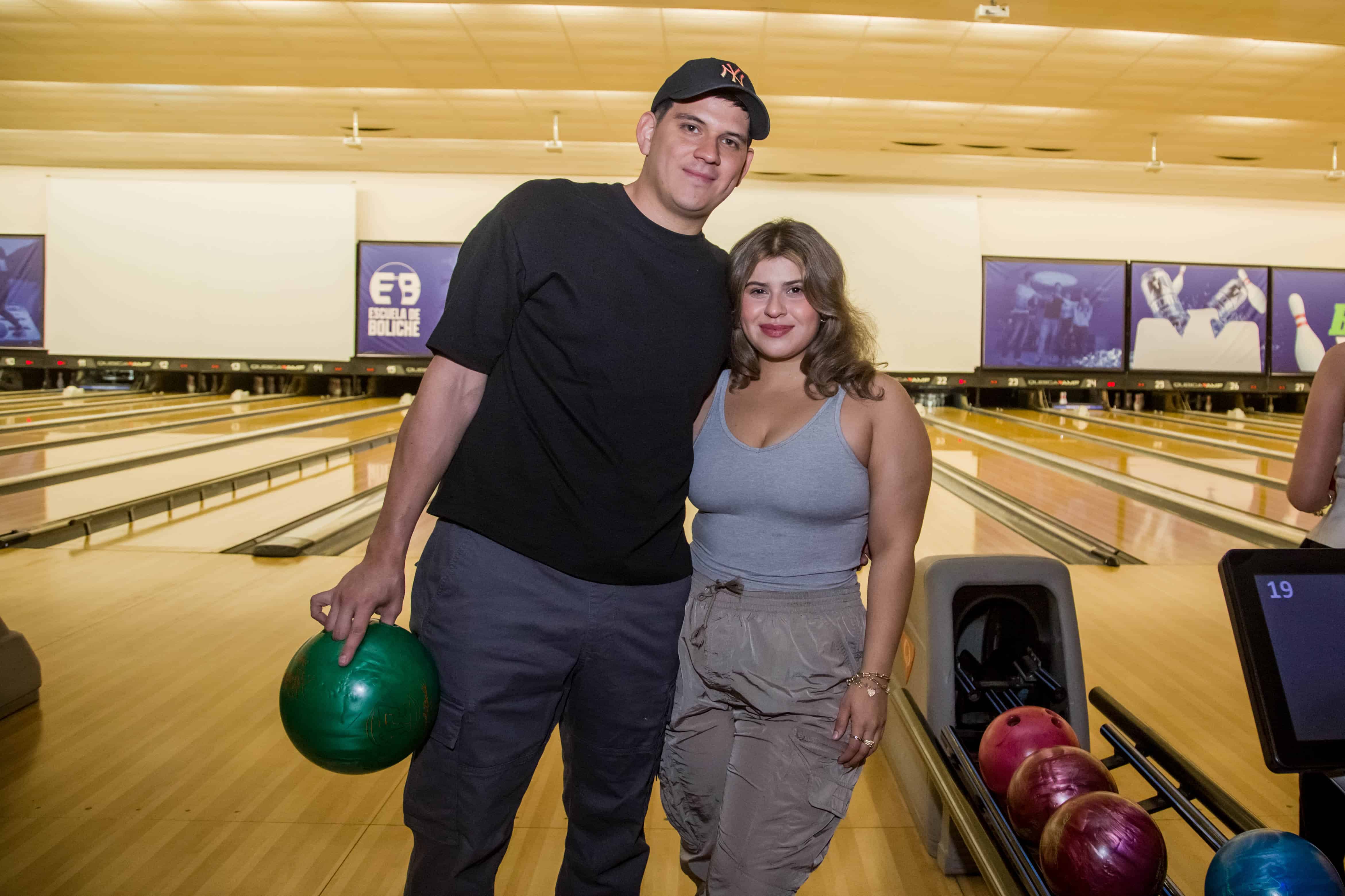 Tardes de risas y bolos con amigos en Bol 300