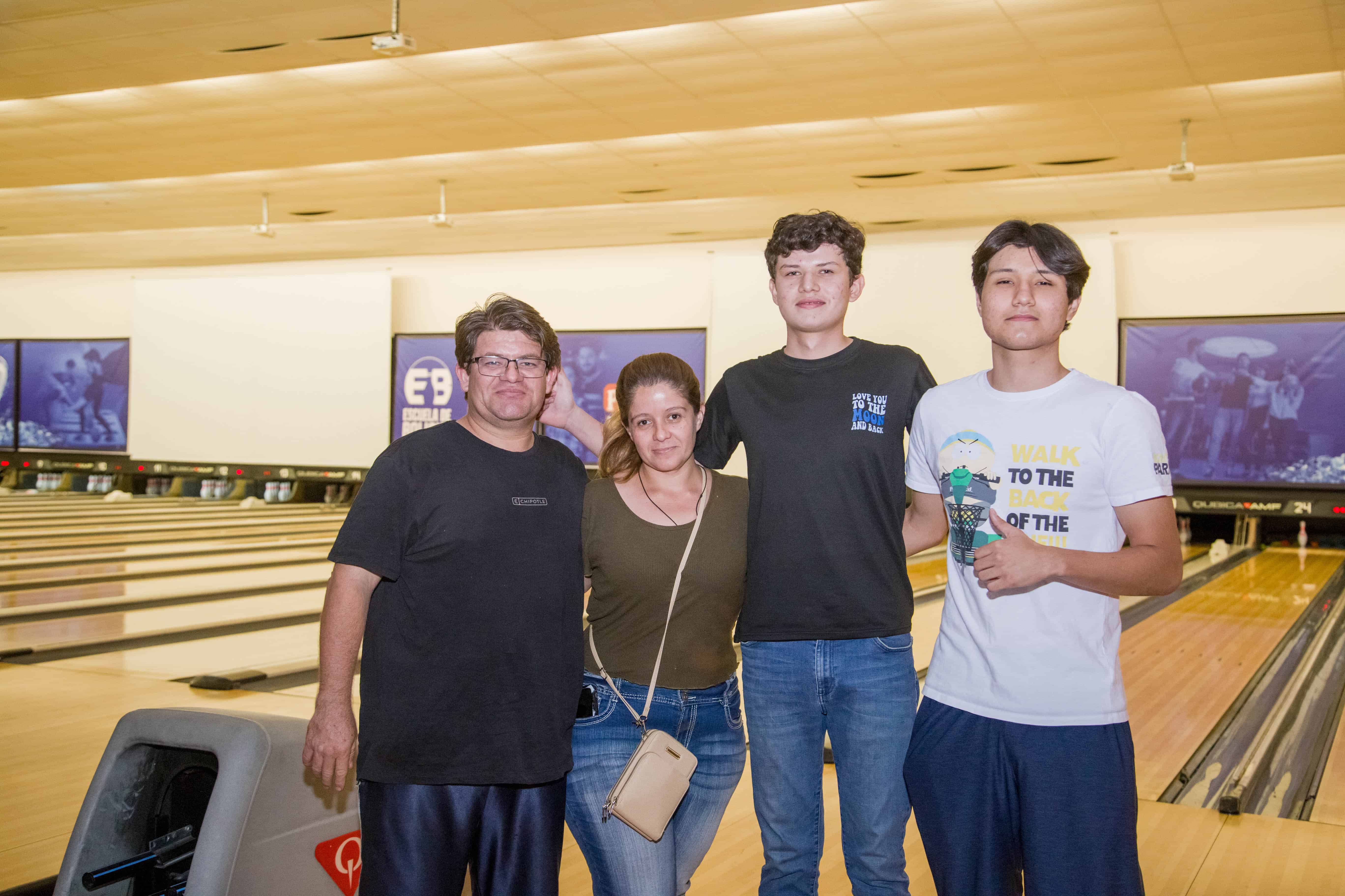 Tardes de risas y bolos con amigos en Bol 300