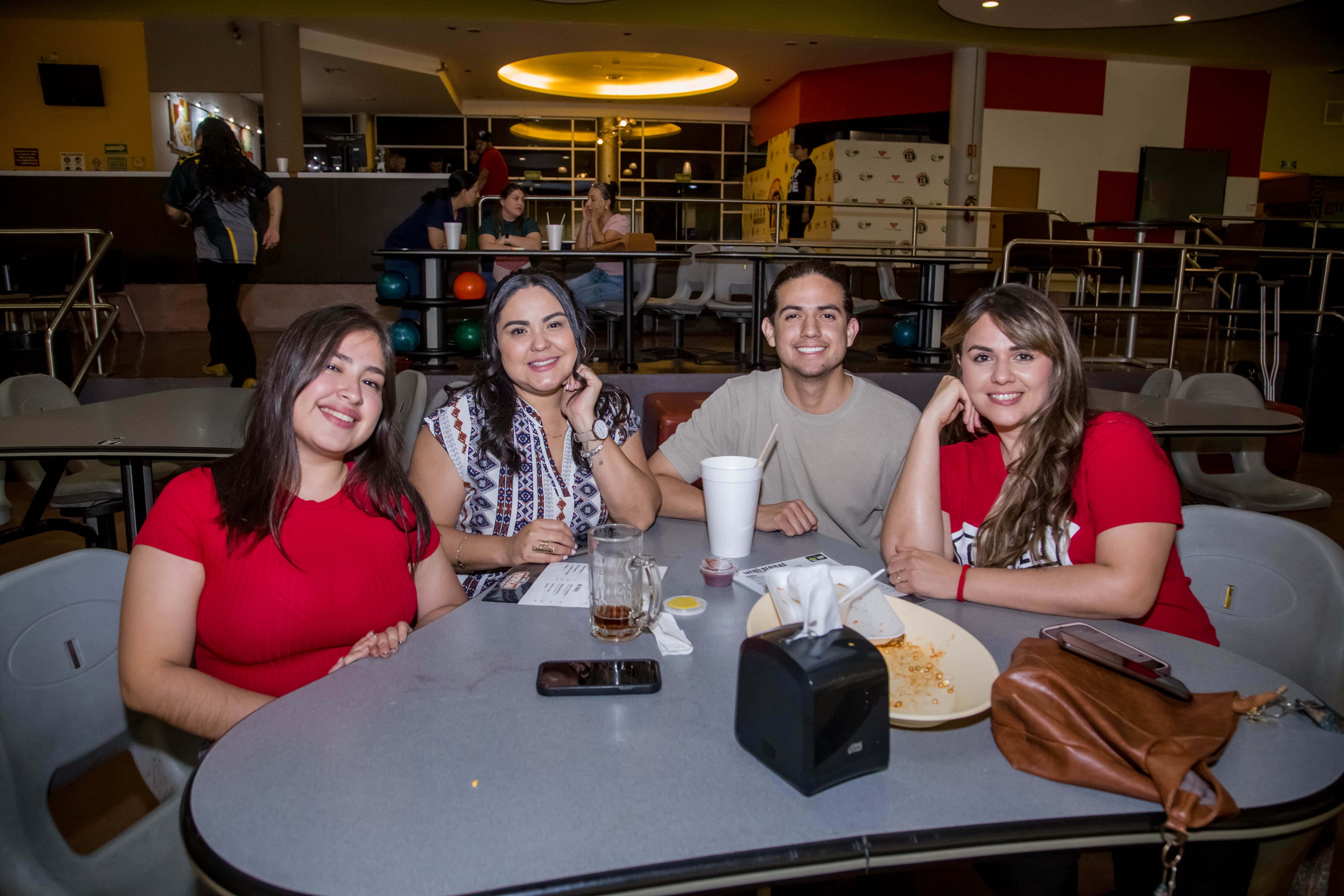 Tardes de risas y bolos con amigos en Bol 300