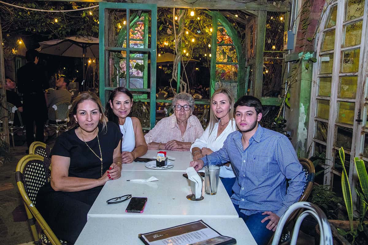 Una cena llena de risas y cariño en Mona Café