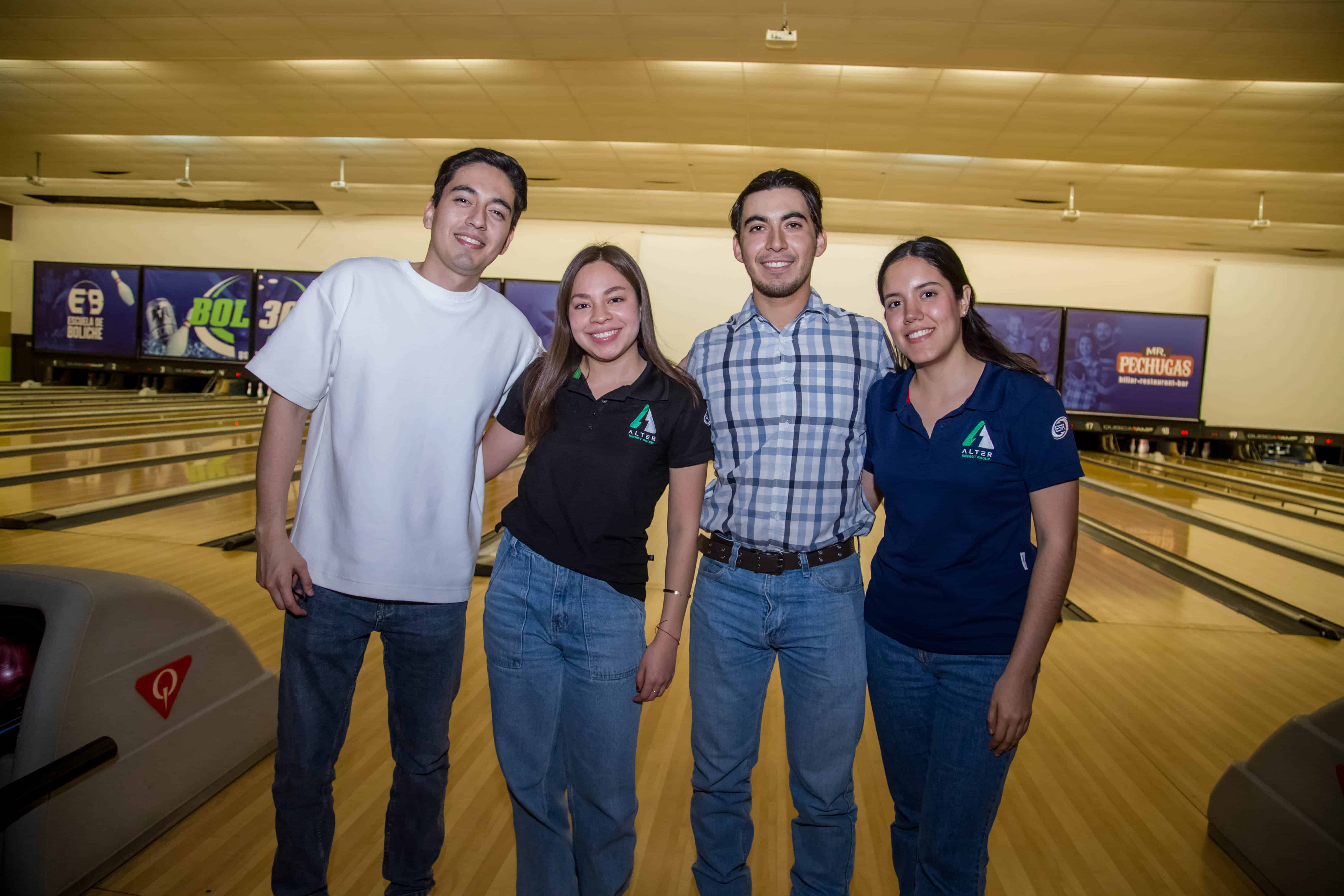 Tardes de risas y bolos con amigos en Bol 300