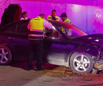 Mujer y menor resultan prensadas tras choque en Villa Verde; conductor huyó