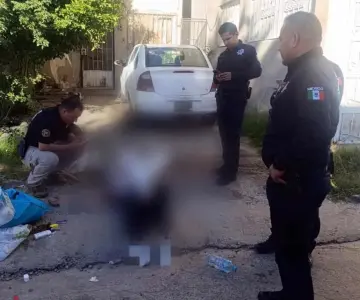 Sujeto queda dormido en bote de basura en Nogales; lo confunden con cadáver