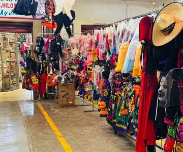 Comerciantes de disfraces se preparan para Halloween y Día de Muertos