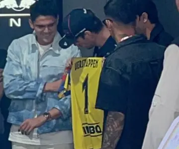 Futbolistas del América sorprenden a Max Verstappen con regalo especial