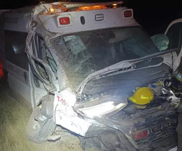 Chocan auto contra ambulancia del ISSSTE en carretera; reportan 6 heridos