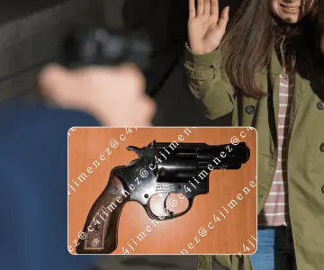 Adolescente de 13 años dispara a su madre por castigarle su celular Adolescente de 13 años dispara a su madre por castigarle su celular