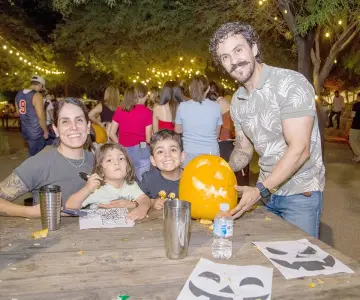 Diseñan calabazas para celebrar los días embrujados en Parque la Ruina