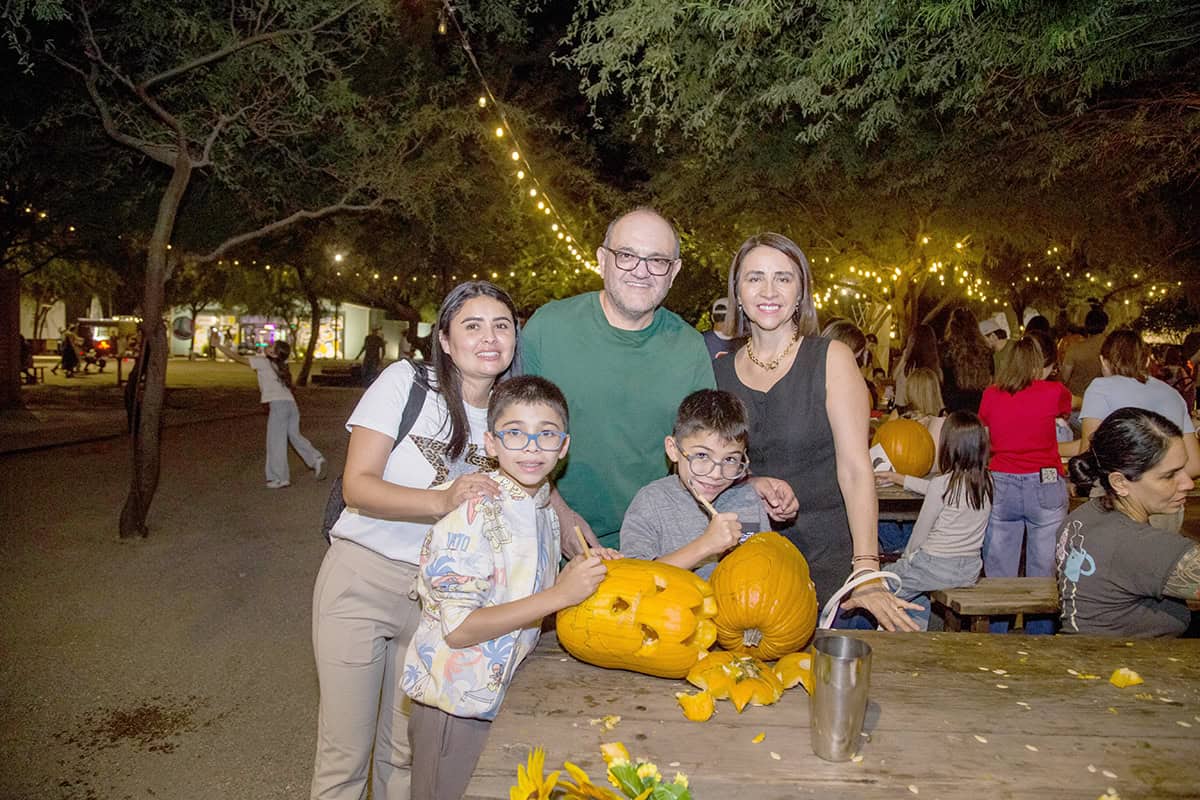 Diseñan calabazas para celebrar los días embrujados en Parque la Ruina