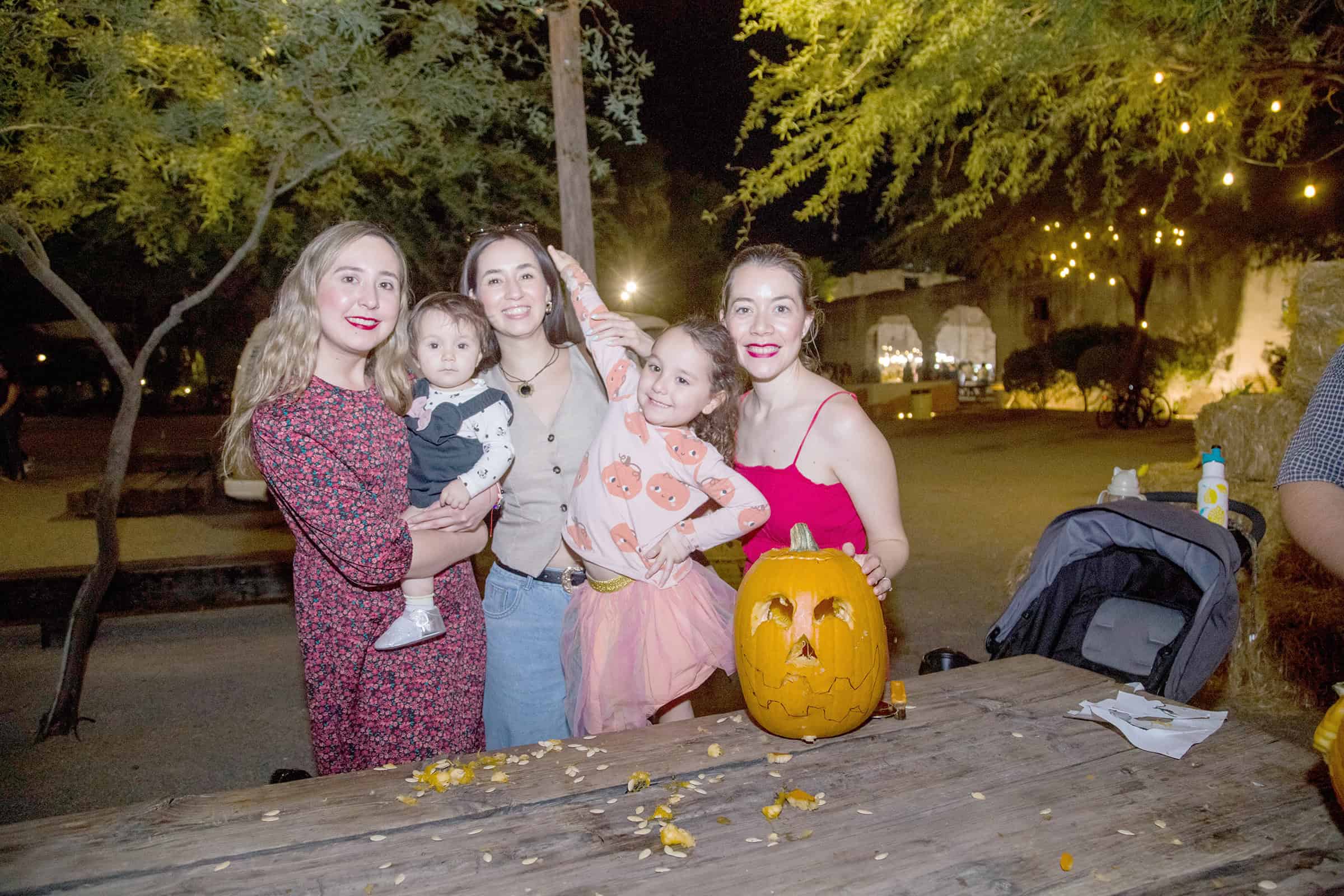 Diseñan calabazas para celebrar los días embrujados en Parque la Ruina