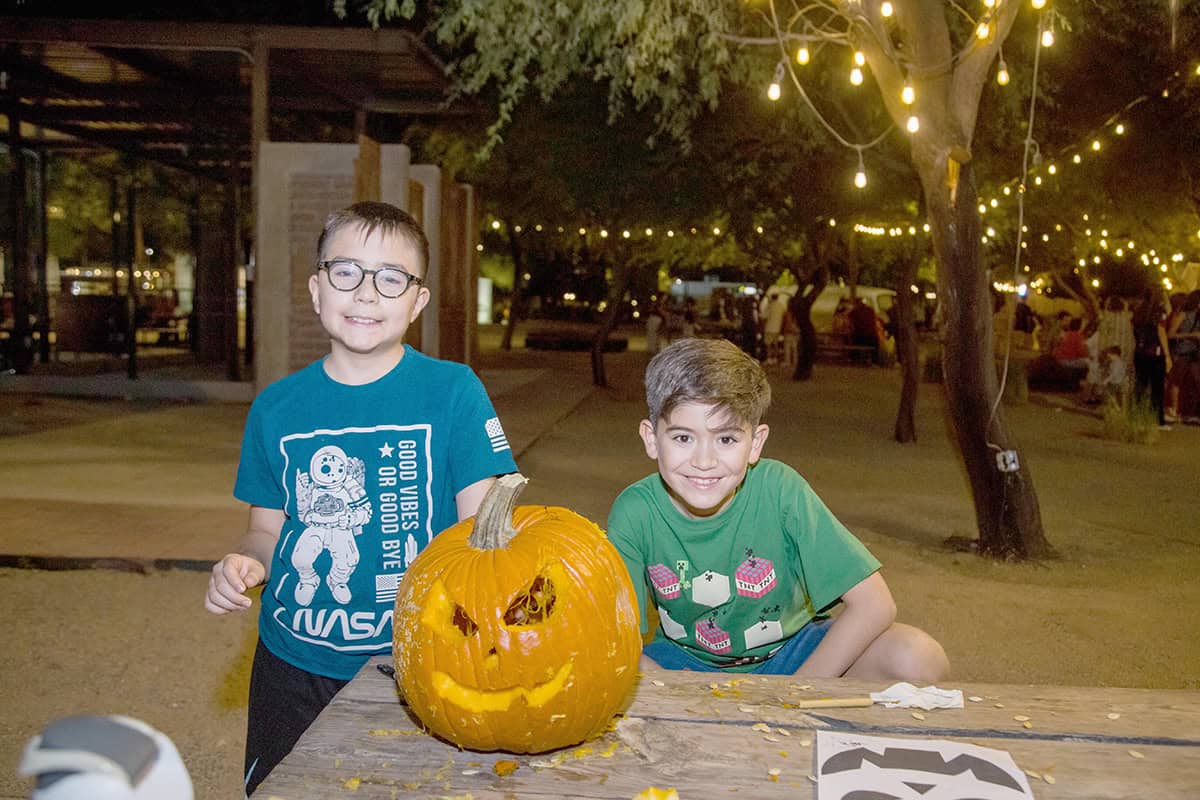 Diseñan calabazas para celebrar los días embrujados en Parque la Ruina
