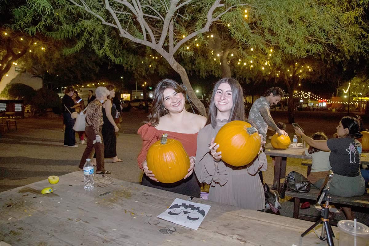Diseñan calabazas para celebrar los días embrujados en Parque la Ruina