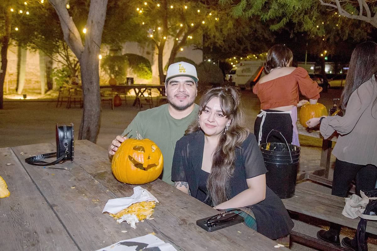 Diseñan calabazas para celebrar los días embrujados en Parque la Ruina
