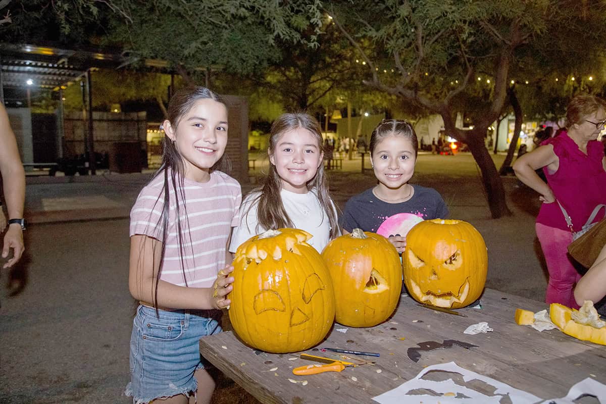 Diseñan calabazas para celebrar los días embrujados en Parque la Ruina
